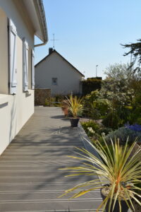 Terrasse en bois composite Elegance rainuré dans la Manche