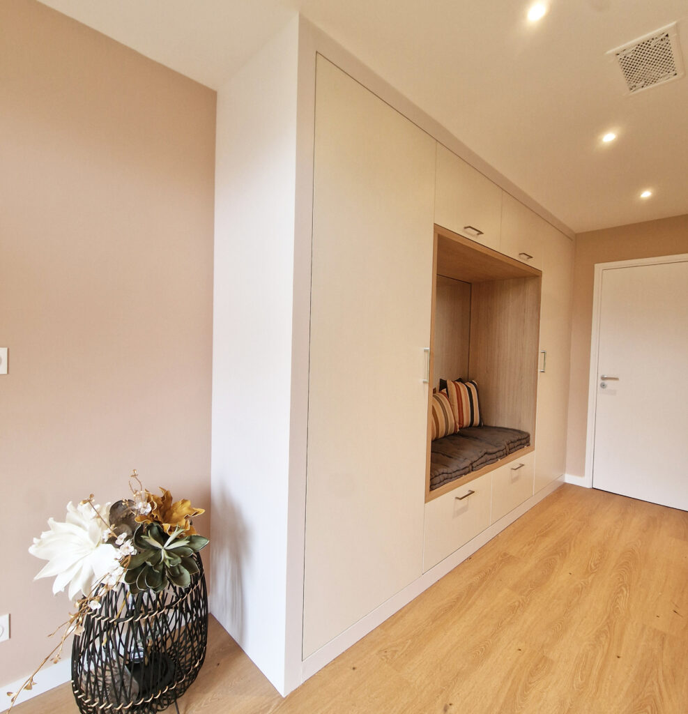 Rénovation complète entre maison et garage avec un dressing d'entrée