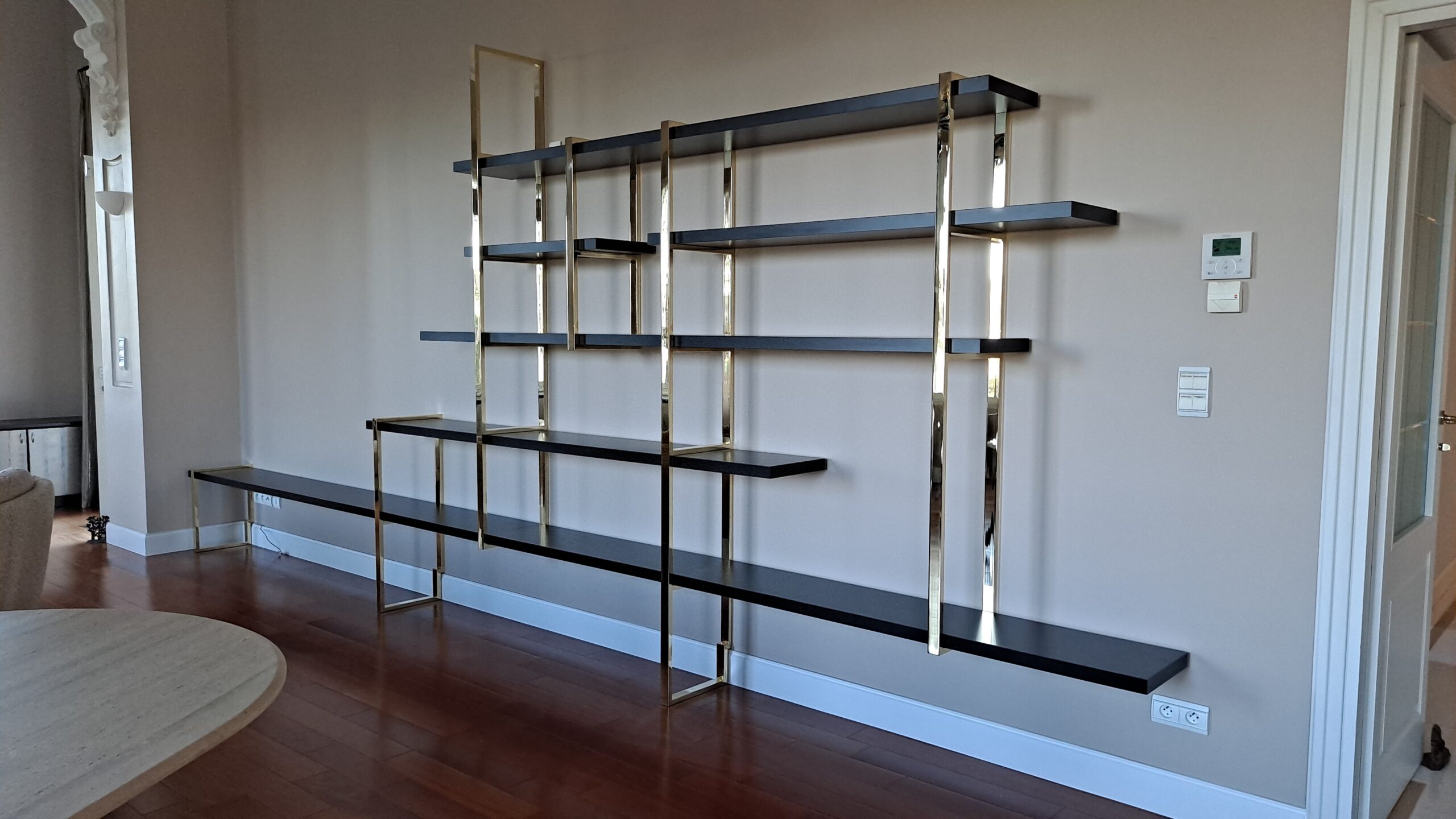 bibliothèque sur mesure agencement intérieur structure en laiton poli