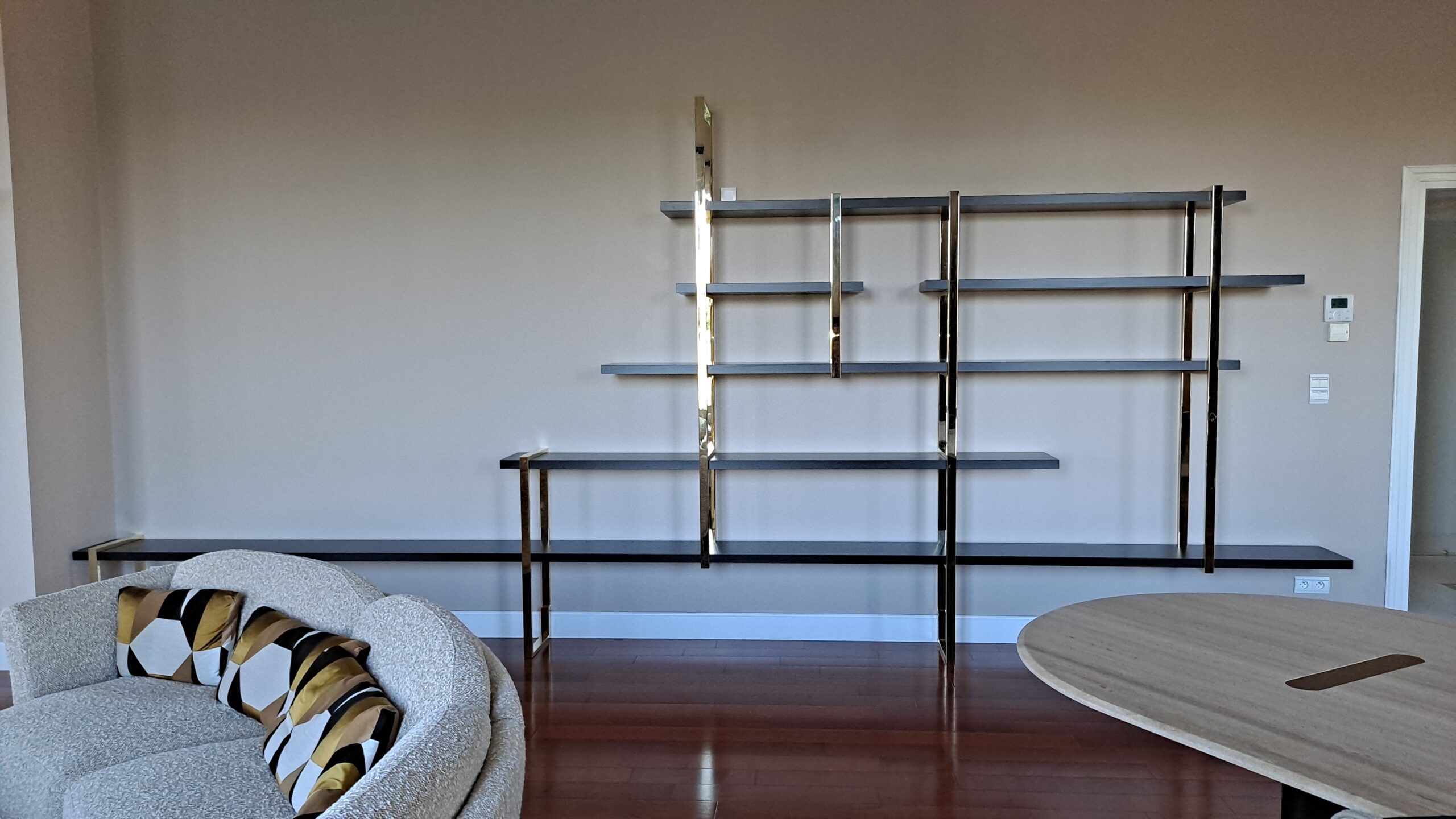 bibliothèque sur mesure agencement intérieur structure en laiton poli