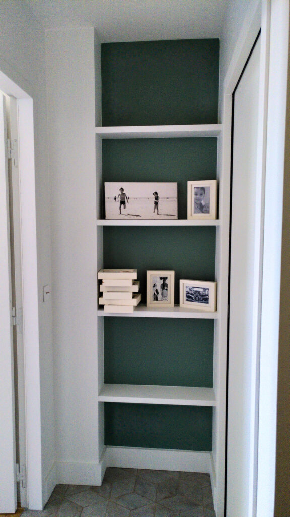 bibliothèque sur mesure agencement intérieur MDF peint