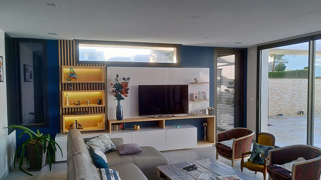 bibliotheque-sur-mesure-agencement-interieur-carteret bibliothèque sur mesure agencement intérieur mélaminé blanc et stratifié blanc brillant, tasseaux en placage bois Astrata