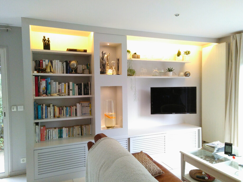 bibliothèque sur mesure agencement intérieur en MDF peint avec porte persiennées et bandeaux led