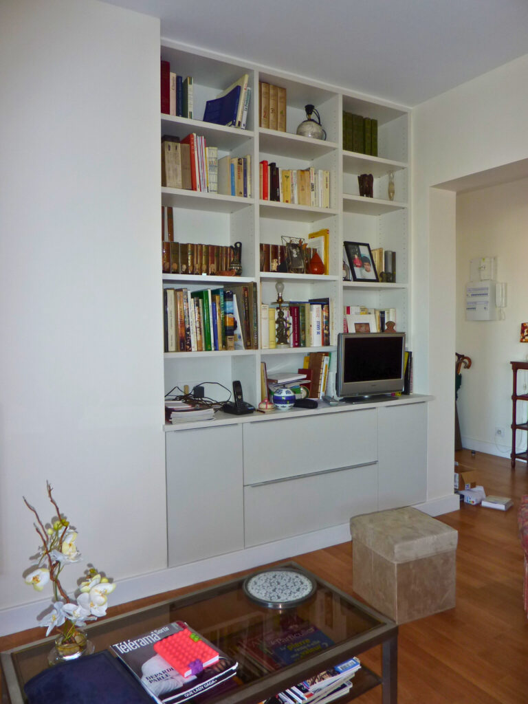 bibliothèque sur mesure agencement intérieur mélaminé gris tirois de rangement