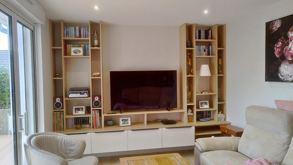 bibliothèque sur mesure agencement intérieur mélaminé blanc et bois